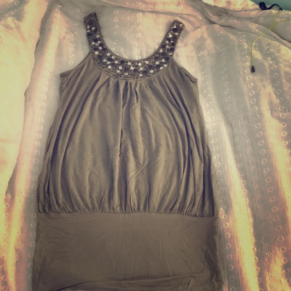 Sleeveless olive green shirt. Perfect to go out in